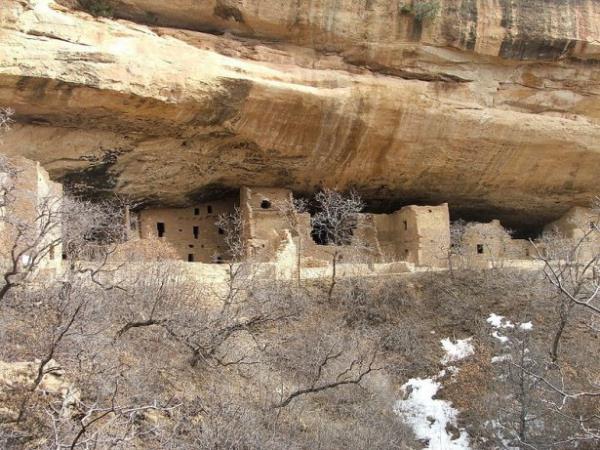 Mesa Verde Milli Park'nda Pueblo halk tarafndan yksek bir vadiye ina edilen bir kyn kalntlar yer alr.