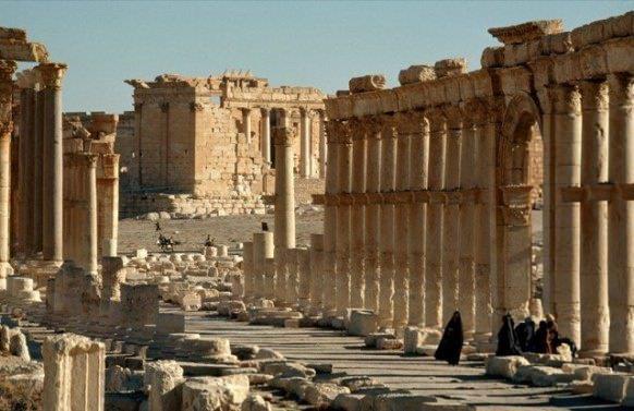 <br><b>Palmyra, Suriye</b></br>  Palmira, orta Suriye'de antik zamanlarn nemli dini ve ticari merkezi olan, UNESCO tarafndan 1980 ylnda Dnya Miras Listesi'ne alnm. am'n 215 km kuzeydousunda, Humus'un 155 km dousunda ve Frat'n 120 km gneybatsnda bir vaha zerinde kurulmu. Suriye lnn ticari kervanlarnn gei noktasnda olmas sebebiyle "ln Gelini" de denilen ehrin isminin bulunan ilk bilgilere gre Tedmur, Tedmr, Tadmur veya Tudmur olduu Mari'de bulunan Babil tabletlerindeki kaytlardan anlalmtr.