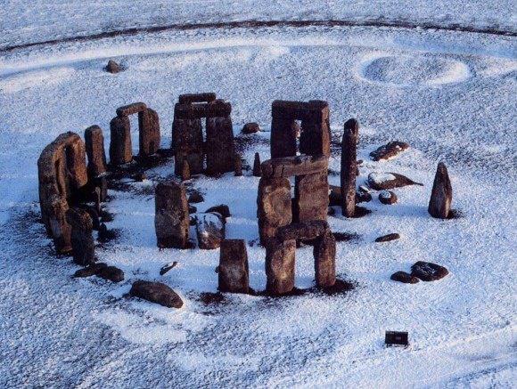 <br><b>Stonehenge, ngiltere</b></br>  Bir ehir deil  ama Antik a'n bilgeliinin en nemli semboldr. Bu yap, astronomi, astroloji, geometri, meteoroloji ve paganizmle ilikilendirilmektedir.  ngiltere'deki Salisbury Dzl'nde eskiden dinsel trenler iin kullanlan ve Kelt rahiplerinden oluan bir snf olan Druidlere atfedilen byk talardan oluan bir ember vardr.  Druidler'in bu ta emberini kullanm olmas mmknse de, balangc ngiliz adalarndaki Neolitik insanlara kadar uzanmaktadr. Keskiyle yontulmu, dzgnletirilmi ve dardan yerel blgeye tanm, dik konumundaki 30 tatan (bunlardan halen 17'si ayaktadr) oluan ve kavisli hale getirilerek dik duran talarin zerine yerletirilen lento(kiri) talarn ieren ve bylelikle ember eklinde kap boluklar oluturan tek ta emberdir.