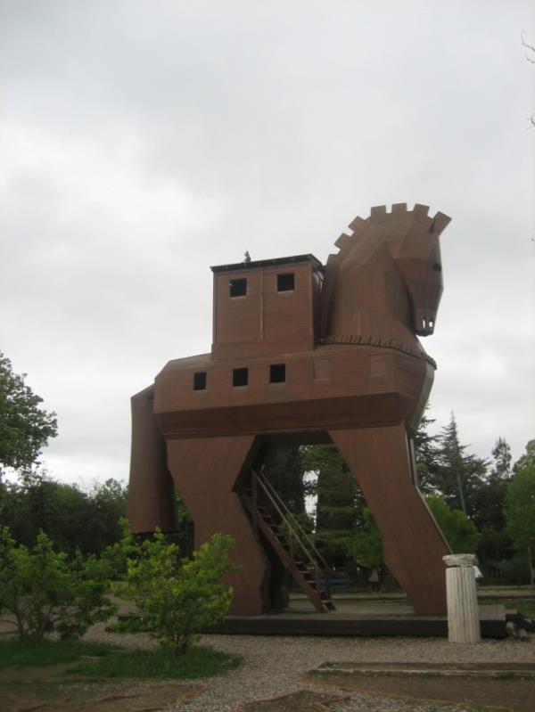 <br><b>Truva</b></br>  Onun sadece Homeros?un destanlarnda geen hayali bir ehir olduu sanlyordu.