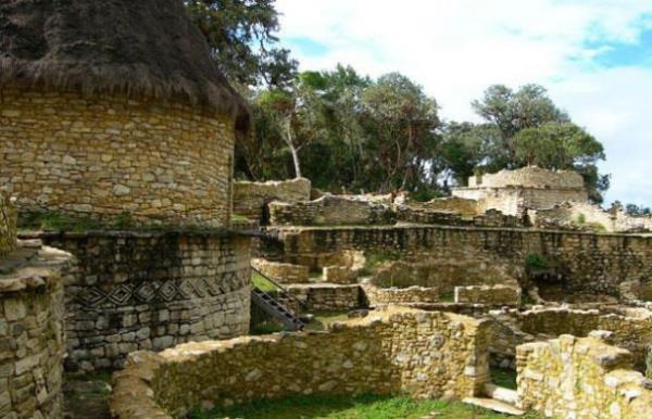 <br><b>Kuelap</b></br>  Peru?nun yksek, ormanlk dalarnda ina edilmi, duvarlarla evrili bu ehir son zamanlarda ortaya karld ve arkeologlarn urak yeri haline geldi.