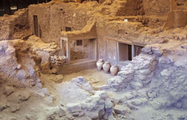 <br><b>Akrotiri</b></br>  Milattan nce 1500?l yllarda volkan patlamas sonucu yok olduu sanlan Minoan uygarlnn kalntlar Santorini adasnda bulundu.
