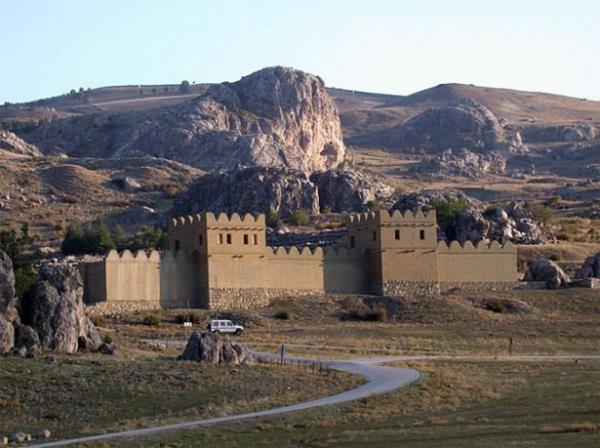 Babil?e beklenmedik bir ekilde saldran yeni ve gizemli bir ordu ehirde terr estirdi. Hattua?n bu karanlk savalar, acmasz bir yetenekle, nlerine kan her eyi ykp getiler. Misyonlar, dnyann grp geirdii en byk imparatorluk haline gelmekti. Ama bunu bir kez baardktan sonra, bu acmasz ordu ve kurduklar muazzam imparatorluk yok oluverdi.