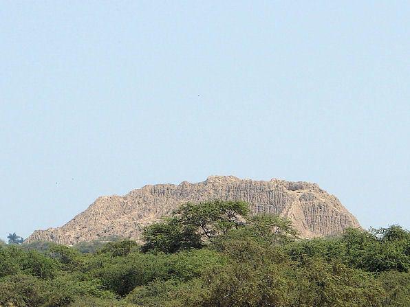 And Dalar?ndaki ssz bir vadide yaayan Lambayeque halk, piramit ina etme tutkusuna kaplmlard. Ama bu tutkular dehete dnt.