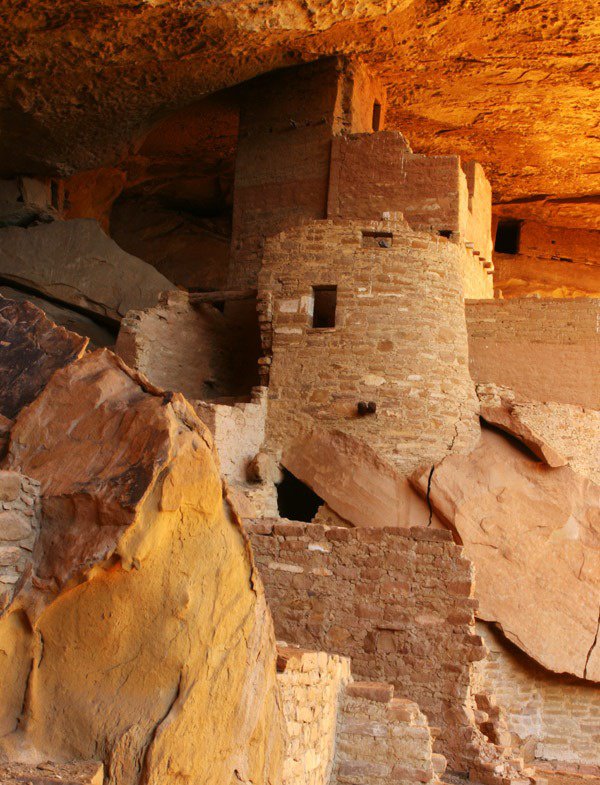 Binalar ounlukla kumtandan, bir ksm ise kerpiten ina edilmitir.