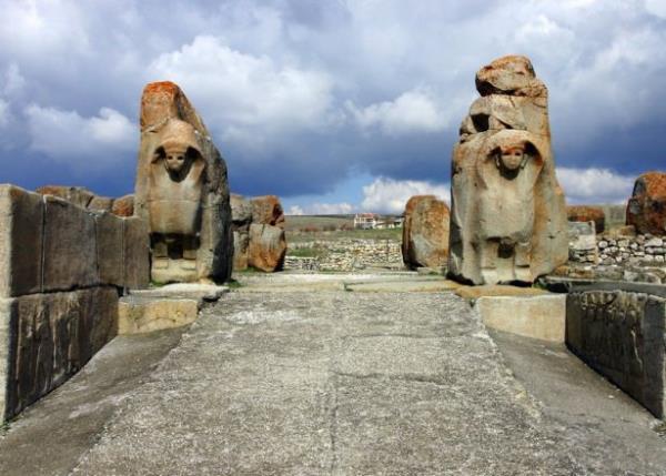 Yok olular da, klar kadar gizemliydi. 3000 yl boyunca, tarih kitaplarnda, hatta mitlerde ve efsanelerde bile izlerine rastlanmad.