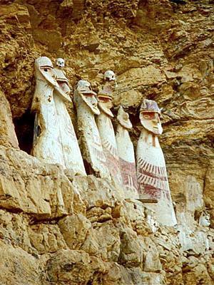 Evler, tapnaklar ve mezarlar 70?den fazla ta duvarla kuatlyor.