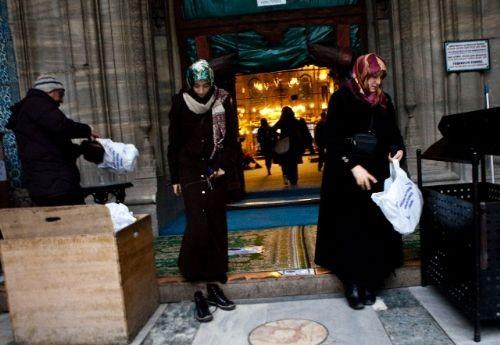 le, ikindi ve akam namazlarnn gnn yorgunluunu ve stresini azalttn ve insana psikolojik bir rahatlama saladn syleyen Profesr Ziyaeddin...