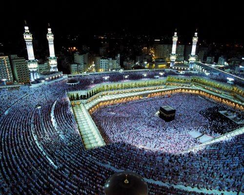 Kbe&#8217;nin yeryznn merkezi olduunu ve yeryznn merkezine ynelmenin vcuttaki elektrik ykn dar atmak iin en uygun pozisyon olduunu syledi.