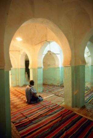 Aratrma sonucu vcutta biriken elektromanyetik ykn ALLAH&#8217;a secde ile dar boaltldnn belirlendiini dile getiren Msrl bilim adam...