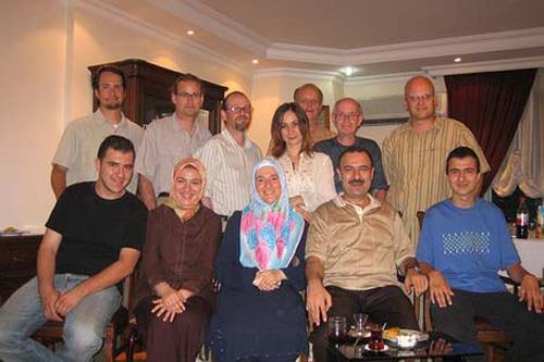 Hayrl i iin yaknlarnz tercih edin. (Anne-babanz akrabalar, yetimler, fakirler...) (Bakara-215)