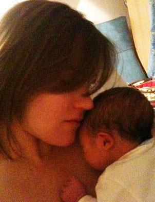 Twitter'i taknt haline getiren 29 yandaki kadn, doum srasnda tam 104 tweet att. Arkadalar ve Twittar?daki dier takipilerini kapsayan 400 kiiye doumunu an be an aktard.