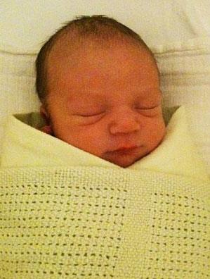 Ince, tweet?lerine sanclarnn younlamas zerine 3 aralk akam balad.    Hastaneye gtrlrken, doum sanclarnn sklamasn beklerken ve doumhaneye girerken de mesajlarna ara vermedi. Son tweet?iniyse hastaneden taburcu edilirken att.    Amacnn olup biteni belgelemek olduunu syleyen ngiliz kadn, Twitter?n doum arsna katlanmasna yardmc olduu grnde.