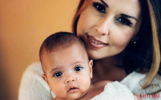 <br><b>NLFER-AYE NAZLI</b></br>  Pop mziin sevilen sanats Nilfer, 2000 ylnda bir bebei evlat edindi. nl sanat, Aye Nazl adn verdii bebeine kavumay iki yl bekledi.