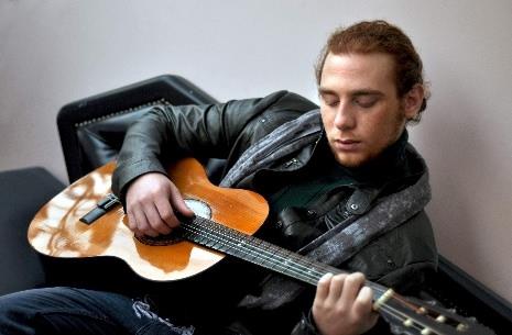 Dizinin 7 yl sonra yeniden ekranlara dnmesiyle ocuk deil, 24 yanda bir gen olarak karmza kt. Bir ara arkcla da soyunan Kzlay, bir yandan DJ'lik de yapyor.