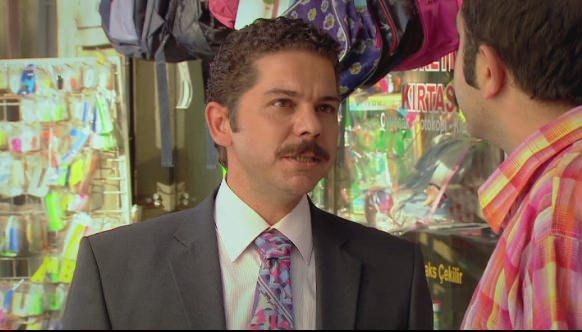 1977 doumlu oyuncu, dizi devam ederken Matematik mhendislii okudu. Bir ara i dnyasnda ansn denedi. En son Doksanlar'da retmen Kemal'i canlandrd.