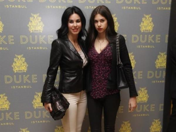 Getiimiz aylarda Atl Kutolu'nun defilesine kan Deren'e dizi teklifi yayor. 17 yandaki Deren Talu, imdi New York'ta oyunculuk eitimi alyor.