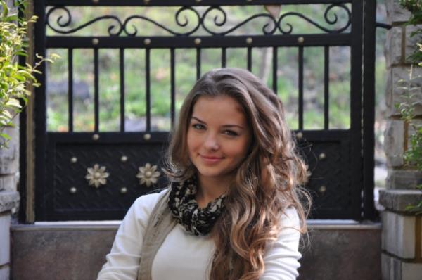 niversite eitimine devam eden Gven, uzun aradan sonra ekranlara bir liseli karakterle geri dnd.