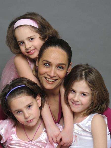 <br><b>NEE ERBERK VE ZLER</b></br>    1984 ylnn Avrupa Gzeli Nee Erberk'in z kzlar neredeyse boyunu geti. Erberk'in kzlar bebekliklerinden beri objektifler nnde.