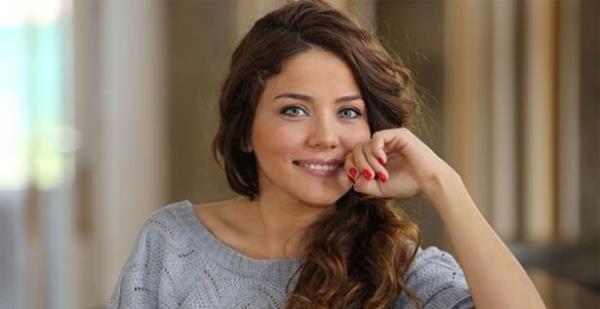 Oyunculuk akyla yollara dp Afganistan'a gitti, canl bomba saldrsndan kurtuldu. ktisat okudu, ABD'de yksek lisans yapt. imdi 26 yanda.