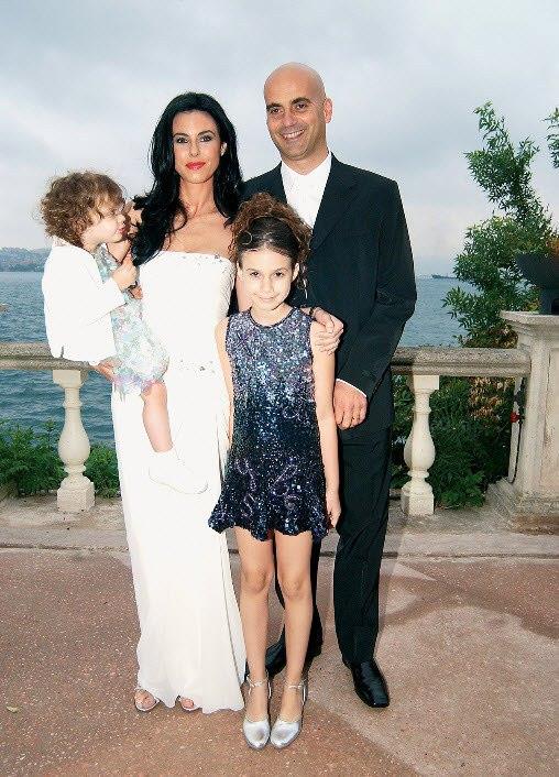 <br><b>DEFNE - DEREN SAMYEL</b></br>  Bir zamanlar annesinin kucanda karmza kan eski Trkiye gzeli ve spiker Defne Samyeli'nin kz Deren, annesini glgede brakt