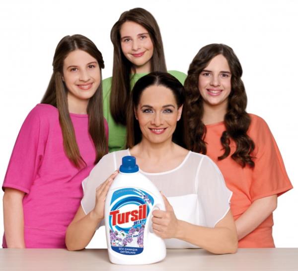 ocuklarnn iyi yetimesi iin elinden geleni yapan ajans sahibi Erberk, zleri farkl okullara gnderdi. Lara, Selin ve Alin adl zler, imdi 15 yanda birer gen kz.