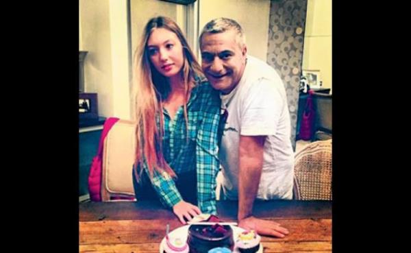 19 yana basan nl sanatnn kz, liseyi bitirdikten sonra oyunculuk zerine eitim almaya balad. Hedefi ise, babas gibi nl biri olmak. Zaten getiimiz yaz, magazin basnna bol bol malzeme verdi.