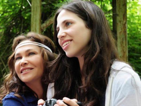 Avar, kznn medyada gzkmesine ne kadar kar olsa da Zehra zel hayatyla magazin sayfalarnda boy gsteriyor. Baba ilingirolu da kzyla yakndan ilgileniyor.