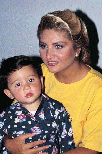 <br><b>SBEL-ENGN CAN</b></br>  nl arkc Sibel Can ile oyuncu Hakan Ural'n olu olan Engin Can, kkken bu kadar popler hale geleceini tahmin etmemitir herhalde.