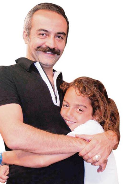 <br><b>YILMAZ-BERFN ERDOAN</b></br>    O; nl bir oyuncu, ynetmen ve airin kz. Berfin, kklnden itibaren kameralara alk. 1995'te Bir Demet Tiyatro'da ocuk oyuncu olarak yer ald.