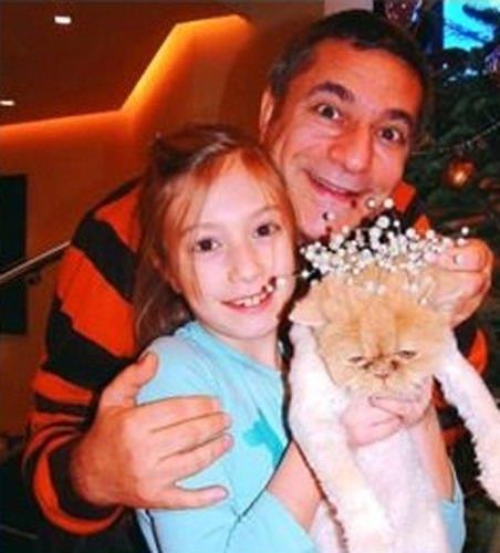 <br><b>MEHMET AL-YASMN ERBL</b></br>  Gz nnde byyen nl ocuklarndan biri de Yasmin Erbil. Babas Mehmet Ali Erbil, kk yata sunduu yarma program arkfelek'e konuk eder, akalar yapard kk kzna. ocukluundan beri objektiflere alkn olan Yasmin, bir sre kameralardan uzak kalmt.