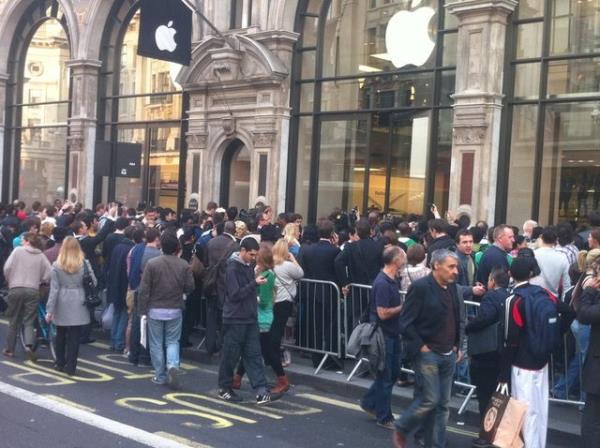 9- iPhone 5s sata kt gn kuyrukta beinci srada bekleyen bir kadn, nc sraya geebilmek iin 2 bin dolar deerindeki antasn vermeyi teklif etti.