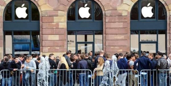 6- Kendini i adam olarak tantan bir adam, iPhone 5s'in sata kaca gn oluan kuyrukta beklemek zere evsiz insanlar dolandrd. Szde i adam, evsizlere kendisi yerine kuyrukta beklemeleri karlnda para teklif etti ancak sznde durmad.