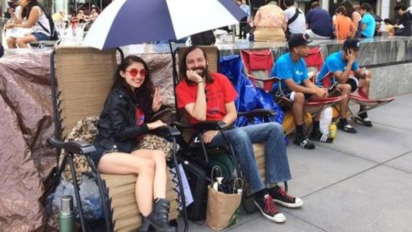 15- iPhone 6 sata kmadan haftalar nce New York 5.Cadde'de bulunan Apple Store nnde adrlar kuruldu ve bekleyi tam 22 gn srd.