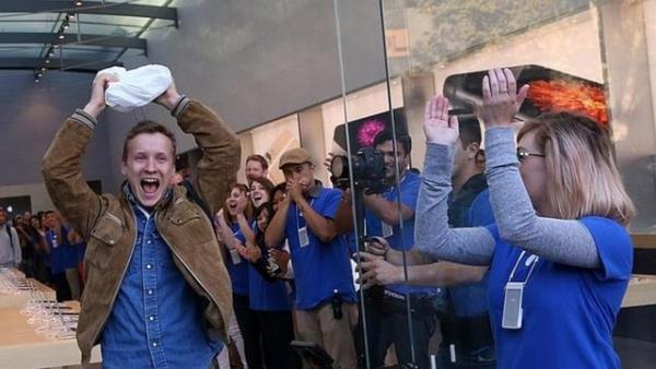 Apple'n her yeni iPhone tantmndan sonra telefonun bamllar adeta kendinden geiyor.