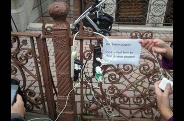 Sandy Kasrgas afetinden sonra Amerika?da bir adam, kapsnn nne mini arj istasyonu kurdu.