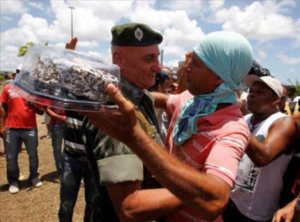 Brezilya?daki bir protestoya mdehale eden general ?Dvmeyin, en azndan benim doum gnmde? diye anons yapnca, protestoculardan srpriz geldi.