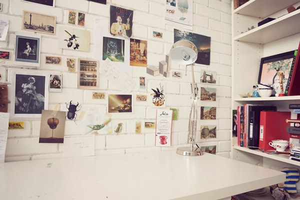 <br><b>11- Duvar Defteri</b></br>  Fotoraflar, size ilham veren szleri, notlarnz ereveleme kaygs duymadan duvara yaptrabilirsiniz. Hatta bir duvarnz sadece buna ayrabilirsiniz. Dekoratif olmakla kalmaz, size ve misafirlerinize ilham da verir.