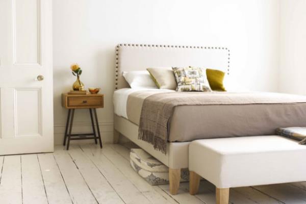 <br><b>9- Detaylarla Yakalanan Estetik</b></br>    Bazen ufack bir detay, btn oday kaplar. Resimdeki rnekte grld gibi, yatak ba dikkati  kendine ekiyor ve duvarn boluunu gstermiyor. zellikle ereve asamayacanz bir yatak odanz varsa, yatak ba ile bu eksiklii giderebilirsiniz.