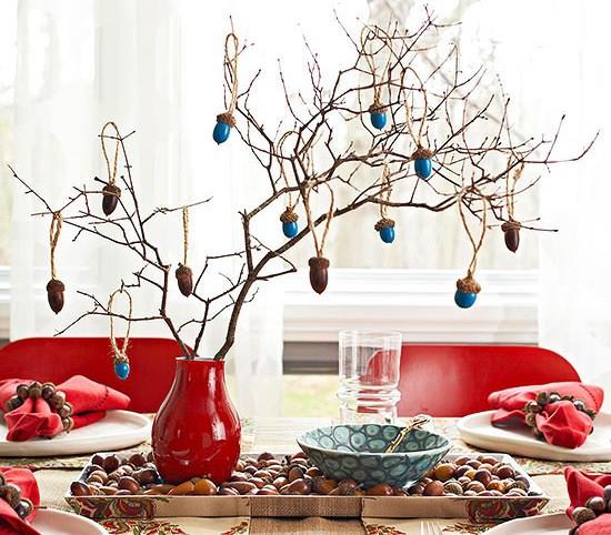 <br><b>4- Evinizde Bir Mee Aac</b></br>    Toplayacanz mee palamutlarn boyayarak ve gzelce bir dal parasna asarak, masanzn zerine bir mee aac koyabileceinizi hi dnm mydnz?