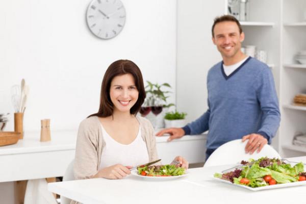 Oru tutarken iftarda yksek kalorili ve yal yiyeceklerden kanmak, refl olasln azaltan etmenlerdendir.