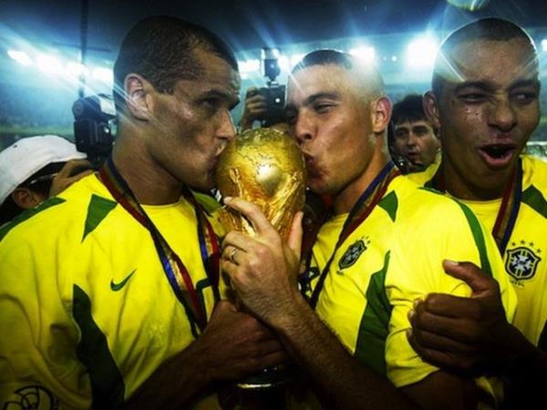 <p><b>te Dnya ve Trk futbol tarihine damgasn vurmu, bir elmann iki yars futbolcular</b></p>  Rivaldo - Ronaldo