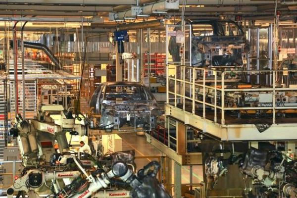 Dinamik analizler iin ara performans kontrol hattna gnderilen otomobillerin tekerlek alar, far ayarlar, direksiyon mili, halatl yolda ses kontrol, motor, anzman ve fren performanslar ve su szdrmazlk kontrol yaplyor.