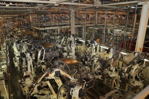 Aralar, frna girdikten sonra "son kat" boya kabinine gnderiliyor.