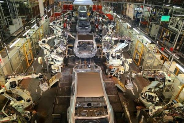 Boyahanede aralarn ilerlemesi otomatik konveyrlerle yaplyor. 9'u metalik, 2'si solid (opak) olmak zere 11 renkte ara imal ediliyor.