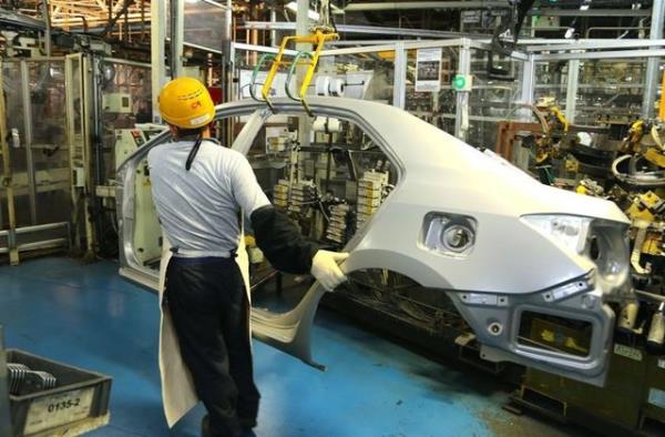 Balca retim blmleri alt, yan ve ana gvde montajnn yapld fabrikada, baz paralar operatrler, bazlar da robotlar tarafndan retiliyor.