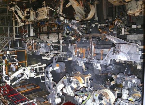 elik rulolar halinde balayan serven, 17 saatlik yolculuun sonunda otomobil olarak tamamlanyor.