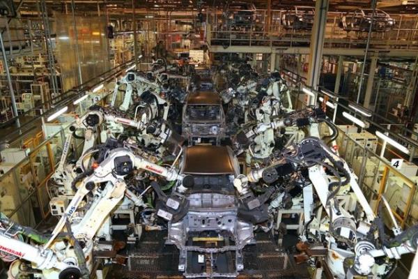 Montaj blmnde de panoramik cam, i paneller, kafalklar, arka stop lambalar, radyatr, emniyet kemerleri ve izolasyon malzemeleri monte ediliyor.