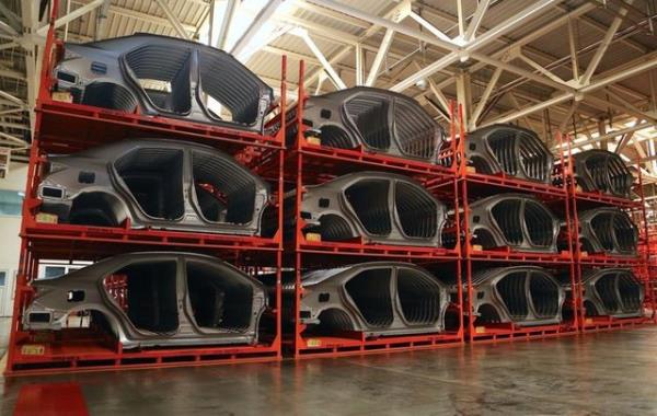 Kaynak fabrikasnda retilen gvdeler, renklendirmenin yan sra ses yaltm ve korozyona kar uzun mrl olmalarn salayacak kaplamalarnn tamamlanmas iin boya fabrikasna gnderiliyor.