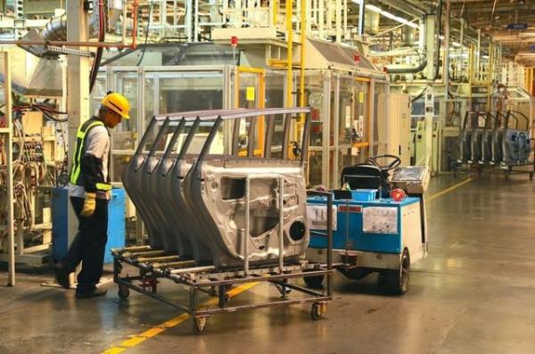 Burada da eitli aamalardan geirilen gvdeye, ultraviyole gne nlarna kar mukavemet ve son kat boyann yzey kalitesini artrmak iin tam otomatik robotlar yardmyla "ilk kat" boya yaplyor.